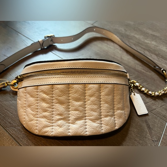 Vintage CHAIN BELT BAG WITH QUILTING IN WHITE 

Style No. C0851 - Picture 3 of 13